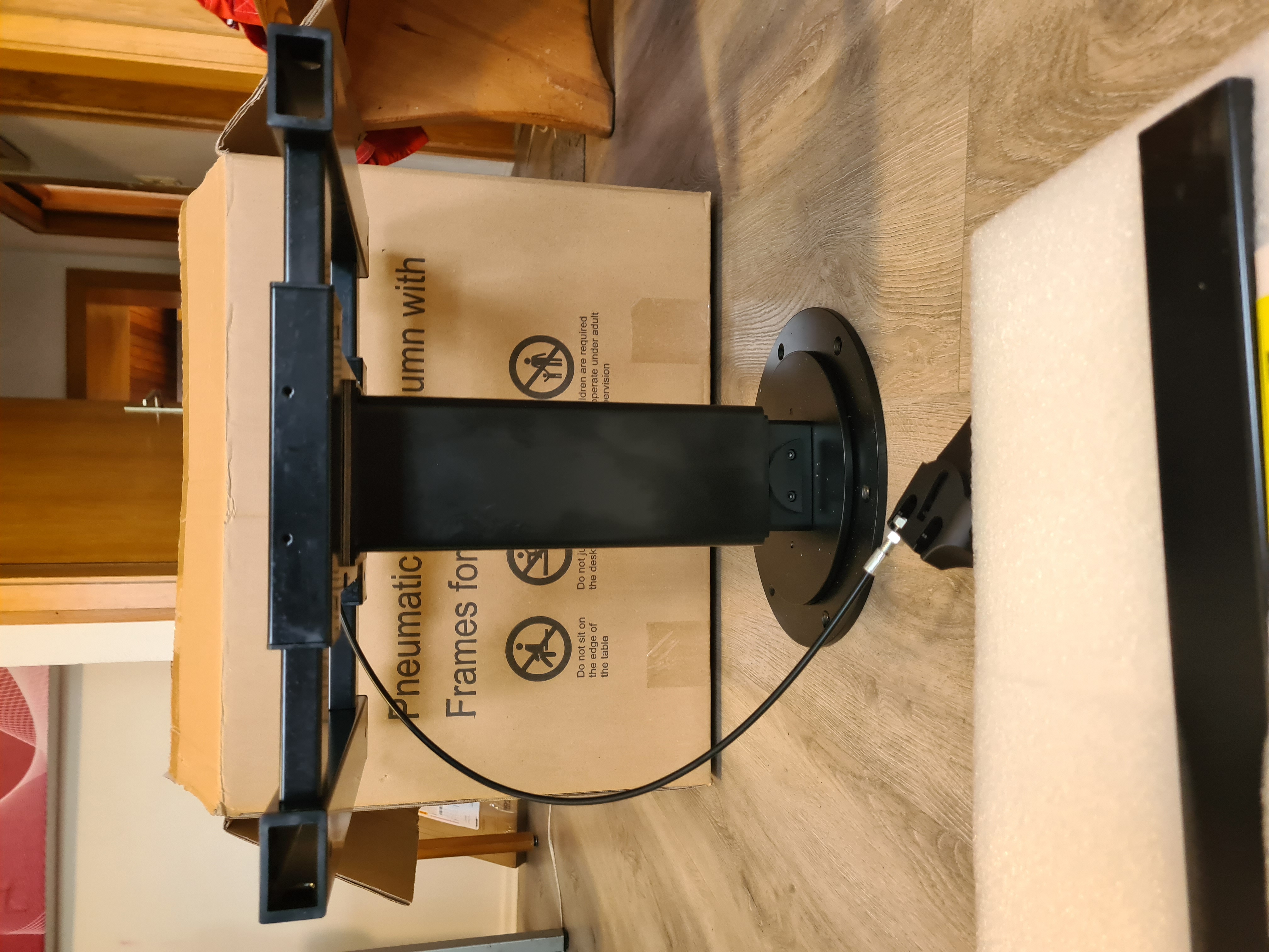 Pneumatisches RV-Tischbein mit Gasdruckfeder